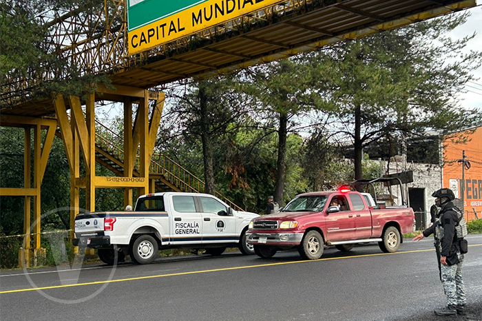 Unidades oficiales de la Fiscalía del Estado y la Guardia Nacional resguardando un tramo carretero en Michoacán.