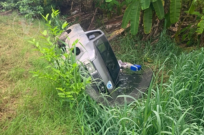 Camioneta en un canal, en El Habillal.