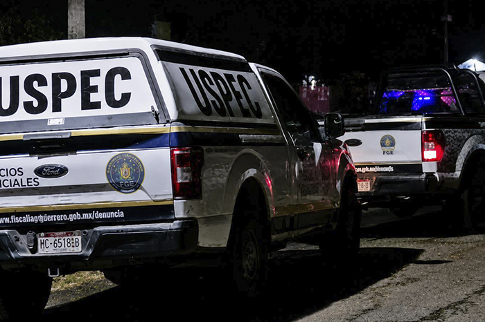 Elementos de seguridad resguardando la escena donde fue localizado un cuerpo en la periferia de Apatzingán.