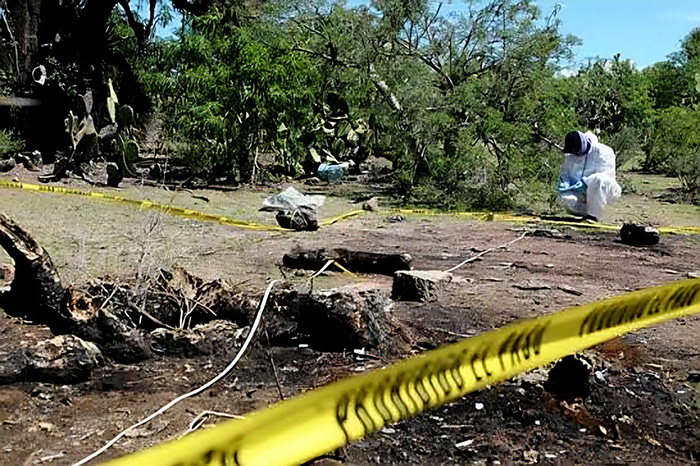 Personal pericial de la Fiscalía resguarda la zona donde fue localizado un cráneo humano en Apatzingán.