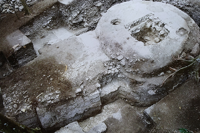 Excavación arqueológica en el sitio El Tigre donde se descubrió una singular estructura ritual maya con forma de ojo de cerradura.