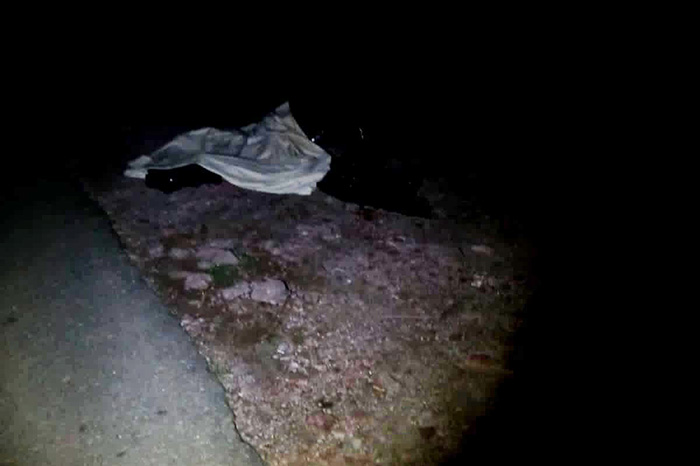 Elementos de seguridad y peritos de la Fiscalía resguardan la zona donde fue localizado un cuerpo desmembrado en Apatzingán.