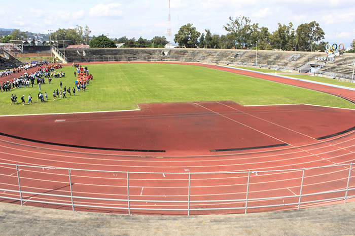 Vista de la pista de atletismo y las tribunas con los aros olímpicos en el Estadio Venustiano Carranza de Morelia.