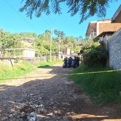 Elementos policiales y de la Guardia Nacional resguardan la zona donde un masculino fue agredido a balazos por fuera de su domicilio.