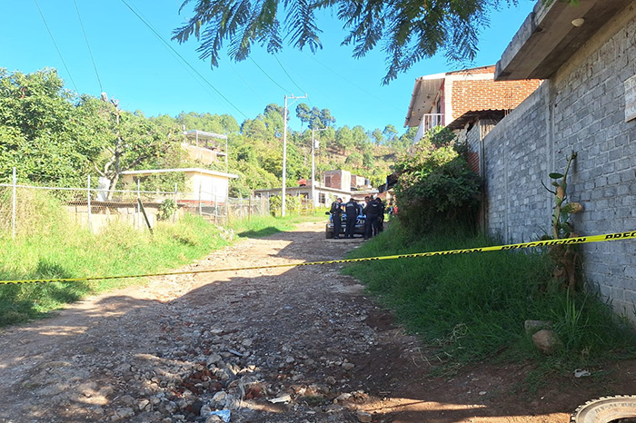 Elementos policiales y de la Guardia Nacional resguardan la zona donde un masculino fue agredido a balazos por fuera de su domicilio.