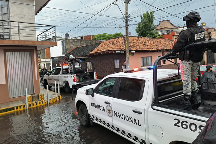 Elementos de la Guardia Nacional resguardan la calle Zacatecas tras reportarse que un hombre fue asesinado a balazos en un domicilio.