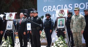 Autoridades estatales y federales durante el último pase de lista en el homenaje póstumo a elementos de la Guardia Civil.