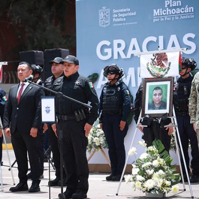 Autoridades estatales y federales durante el último pase de lista en el homenaje póstumo a elementos de la Guardia Civil.