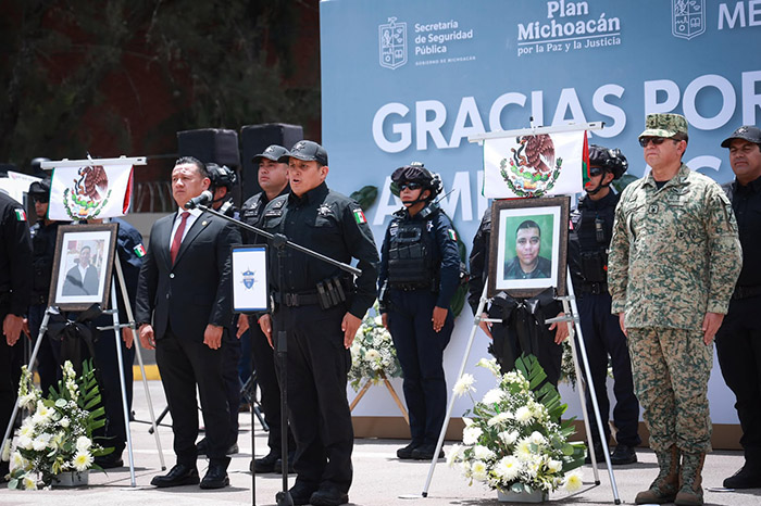 Autoridades estatales y federales durante el último pase de lista en el homenaje póstumo a elementos de la Guardia Civil.