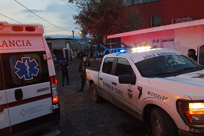 Elementos de Seguridad Pública y Guardia Nacional resguardan la escena tras el asesinato de un joven en la colonia Villas del Sol Uruapan.