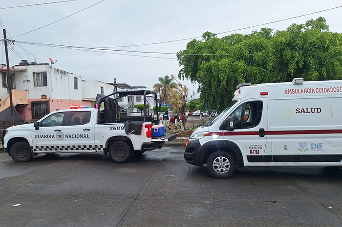 Elementos de la Guardia Nacional y corporaciones policiacas acordonan una escena del crimen en Uruapan, Michoacán.