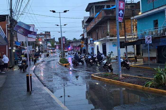 Elementos de seguridad resguardan la escena del crimen frente al Teleférico en Uruapan