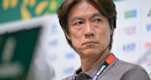 El entrenador Hong Myung-Bo cabizbajo tras confirmarse la eliminación del equipo en fase de grupos.
