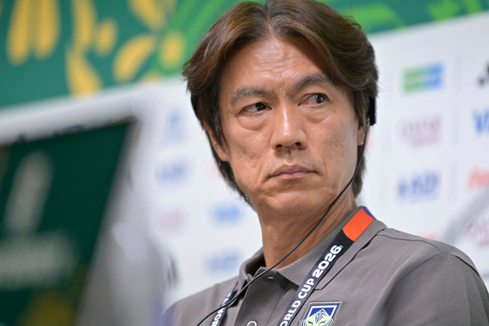 El entrenador Hong Myung-Bo cabizbajo tras confirmarse la eliminación del equipo en fase de grupos.