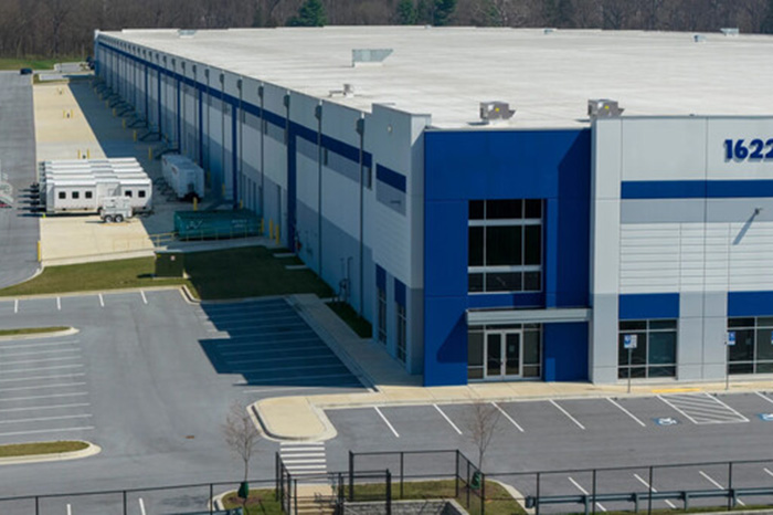 Fachada exterior de un complejo logístico federal que iba a ser modificado por las autoridades de ICE.