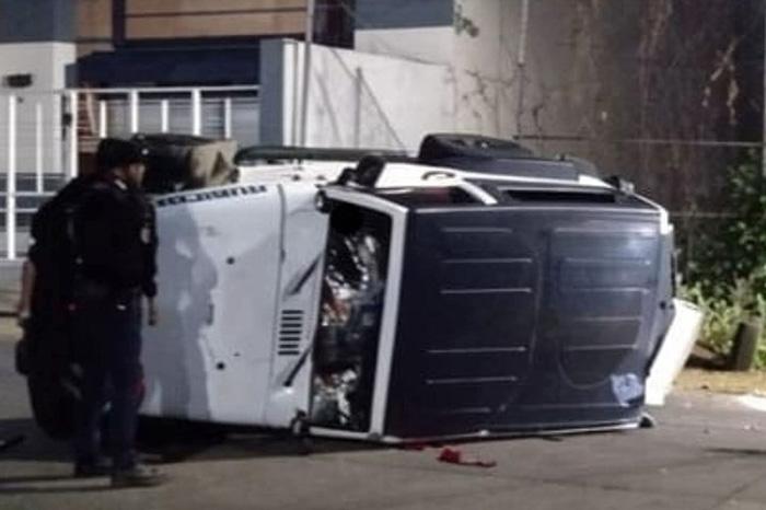 Elementos periciales resguardando la zona de la volcadura en el Barrio La Magdalena de Uruapan.