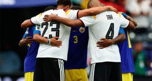 Futbolistas de Alemania y Curazao tomados de las manos en un círculo de oración, ejemplificando los gestos de fe en los partidos del Mundial.
