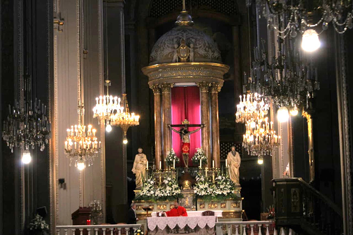 La venerada escultura del Señor de la Sacristía colocada frente al ciprés de la Catedral de Morelia.