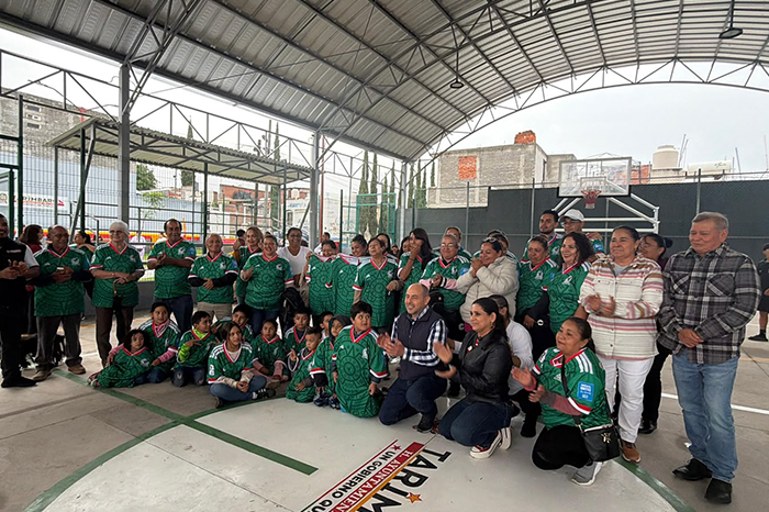El alcalde de Tarímbaro Eric Gaona García posa con deportistas en la inauguración de la Unidad Deportiva.