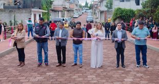 La presidenta municipal Dayana Pérez Mendoza durante la entrega de la calle Tenazas rehabilitada en Salvador Escalante.