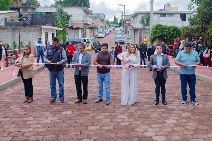 La presidenta municipal Dayana Pérez Mendoza durante la entrega de la calle Tenazas rehabilitada en Salvador Escalante.