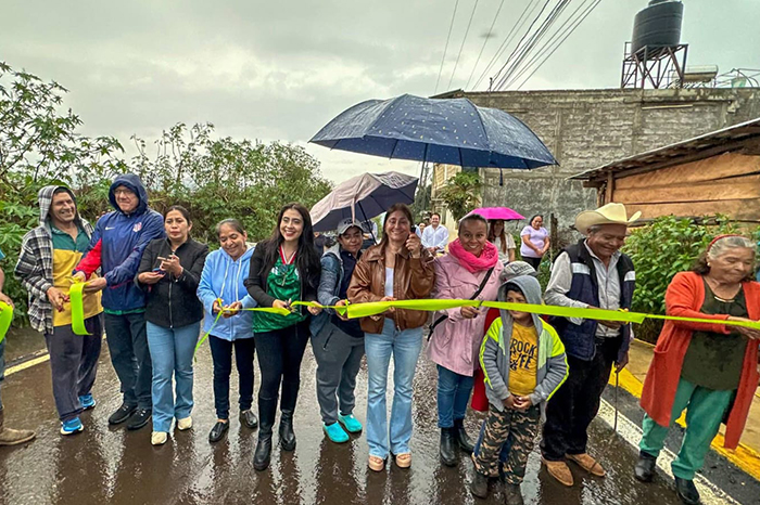 La alcaldesa Yohana Mendoza junto a vecinos durante la inauguración de las nuevas calles pavimentadas en Ario de Rosales.