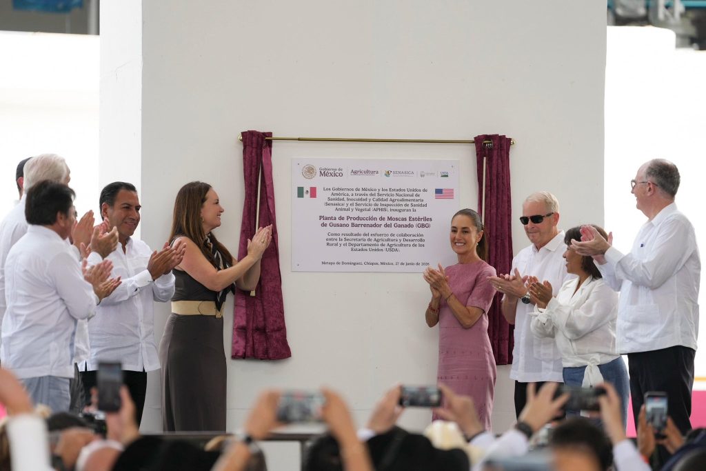 La presidenta Claudia Sheinbaum junto a autoridades estadounidenses durante la inauguración de la planta de moscas estériles en Chiapas.