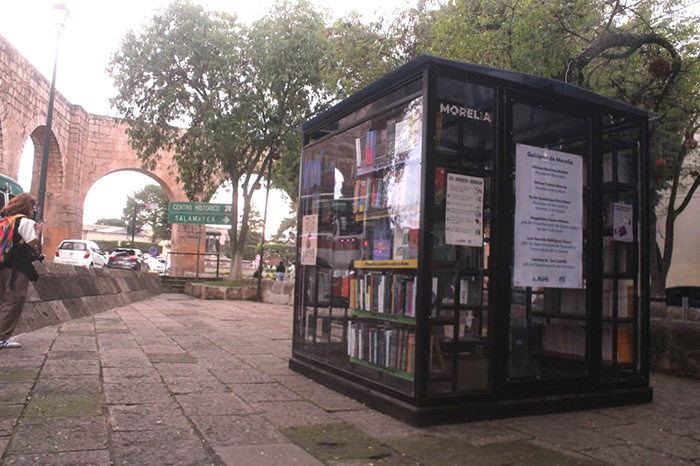 Alfonso Martínez Alcázar e invitados inauguran una de las cabinas de bibliotecas urbanas del programa Morelia se lee.