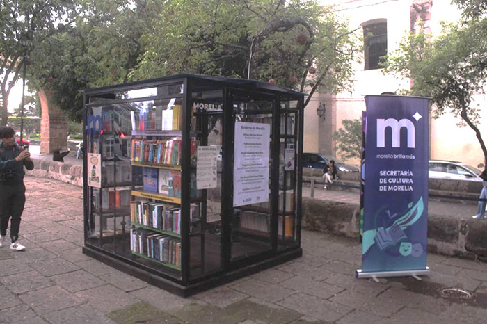 Alfonso Martínez Alcázar e invitados inauguran una de las cabinas de bibliotecas urbanas del programa Morelia se lee.