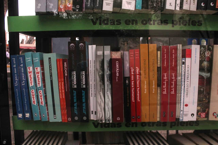 Alfonso Martínez Alcázar e invitados inauguran una de las cabinas de bibliotecas urbanas del programa Morelia se lee.