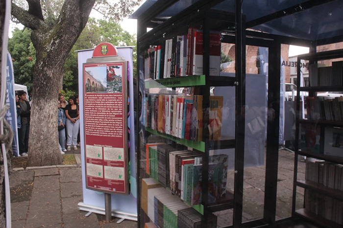 Alfonso Martínez Alcázar e invitados inauguran una de las cabinas de bibliotecas urbanas del programa Morelia se lee.