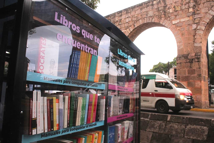 Alfonso Martínez Alcázar e invitados inauguran una de las cabinas de bibliotecas urbanas del programa Morelia se lee.