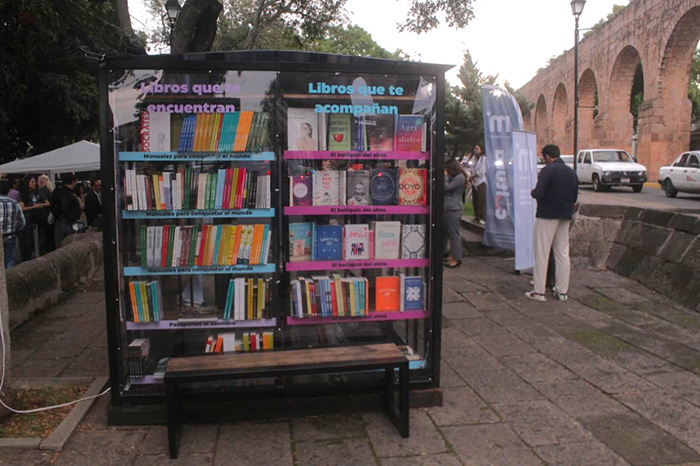 Alfonso Martínez Alcázar e invitados inauguran una de las cabinas de bibliotecas urbanas del programa Morelia se lee.