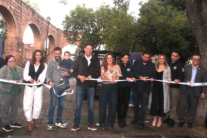 Alfonso Martínez Alcázar e invitados inauguran una de las cabinas de bibliotecas urbanas del programa Morelia se lee.