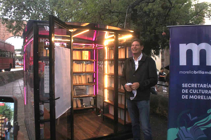 Alfonso Martínez Alcázar e invitados inauguran una de las cabinas de bibliotecas urbanas del programa Morelia se lee.