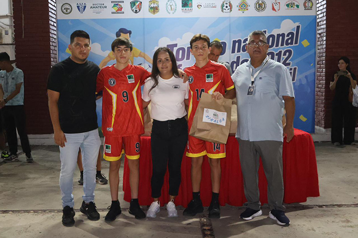 Autoridades municipales durante la inauguración del Torneo Nacional de Futbol 2012 en Lázaro Cárdenas.