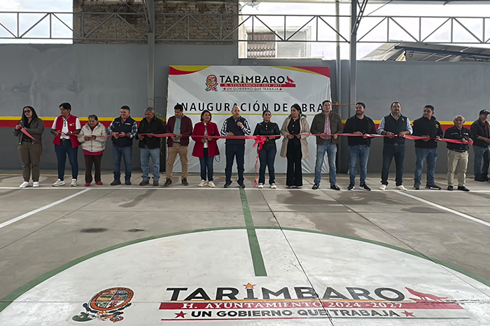 El alcalde Eric Gaona García durante el corte de listón de la nueva Unidad Deportiva en el fraccionamiento Metrópolis III.