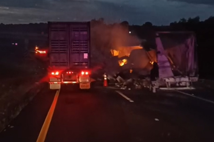 Incendio de contenedor cargado con papel en la autopista México-Guadalajara a la altura de Maravatío