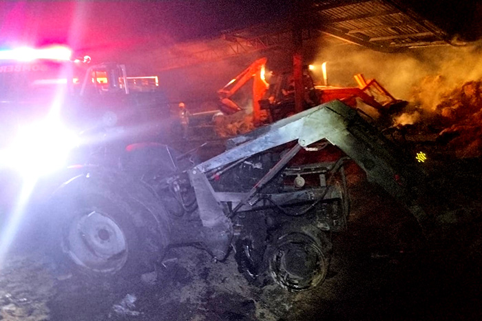 Escombros de una galera agrícola destruida tras un siniestro que quemó alimento para ganado y dos tractores en El Varal, Parácuaro.