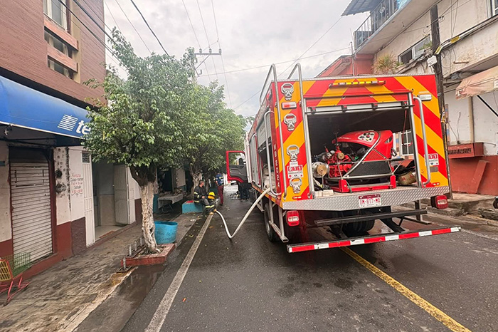 Bomberos combatiendo un incendio de domicilio en el municipio de Tacámbaro.