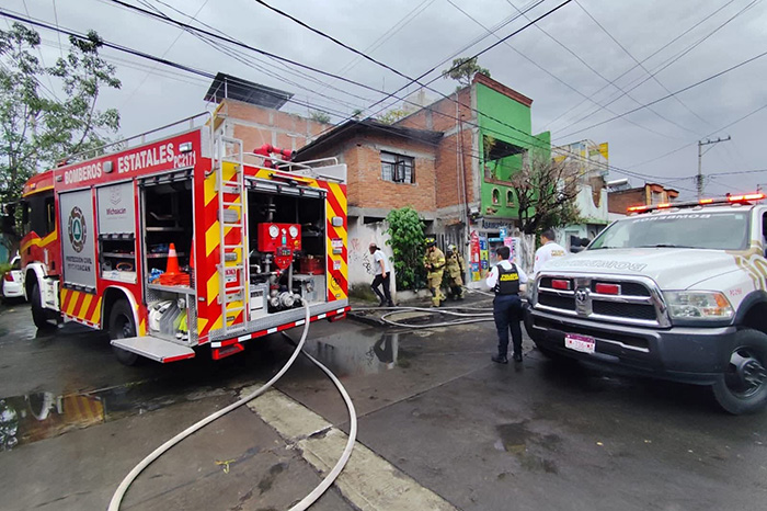 Bomberos Estatales atienden un incendio en la cocina de una vivienda en la colonia El Porvenir.