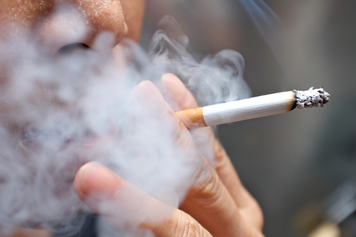 Persona fumando.