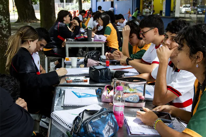 Estudiante utilizando herramientas de inteligencia artificial en la educación dentro del aula.