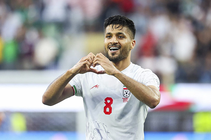 Jugadores de Irán y Nueva Zelanda disputando el balón durante su encuentro en la Copa Mundial 2026.