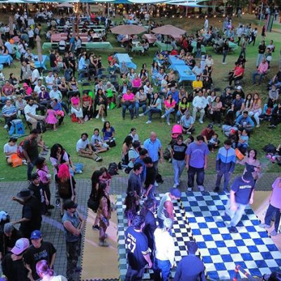 Instalaciones del Jalo Futbolero en Ceconexpo, con espacio para gastronomía y transmisión de partidos de fútbol.