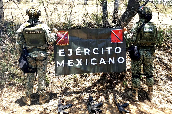 Unidades y elementos del Ejército Mexicano resguardando una zona rural durante un operativo de vigilancia.