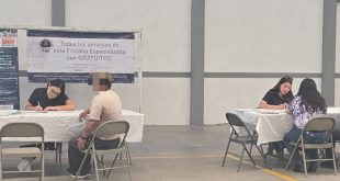 Personal médico y peritos de la FGE atendiendo a familiares durante la toma de muestras de ADN en La Piedad.