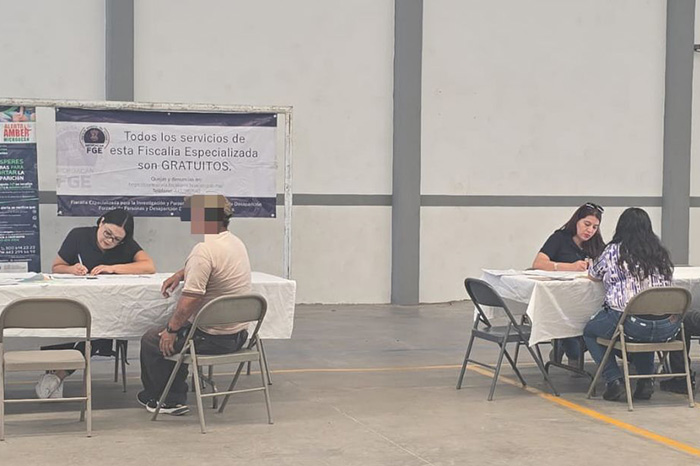 Personal médico y peritos de la FGE atendiendo a familiares durante la toma de muestras de ADN en La Piedad.