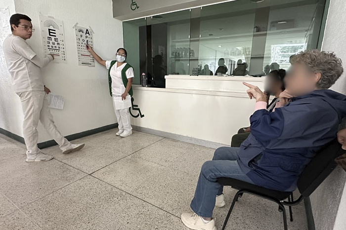 Personal médico del IMSS Michoacán durante la jornada de consulta oftalmológica en la UMAA Morelia.