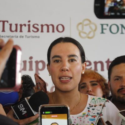 La secretaria de Turismo federal, Josefina Rodríguez Zamora, en entrevista con medios de Morelia.